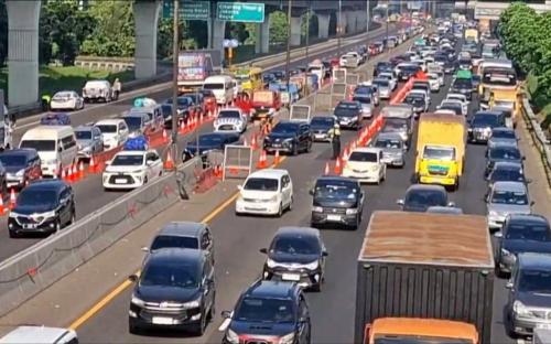 Cerita Pemudik Asal Depok Terjebak Macet Panjang di Jalan Tol Japek saat Menuju Bandung